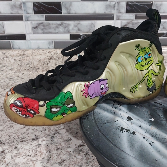 Custom nike foamposite size 9.5 (make a offer) - Picture 3 of 4